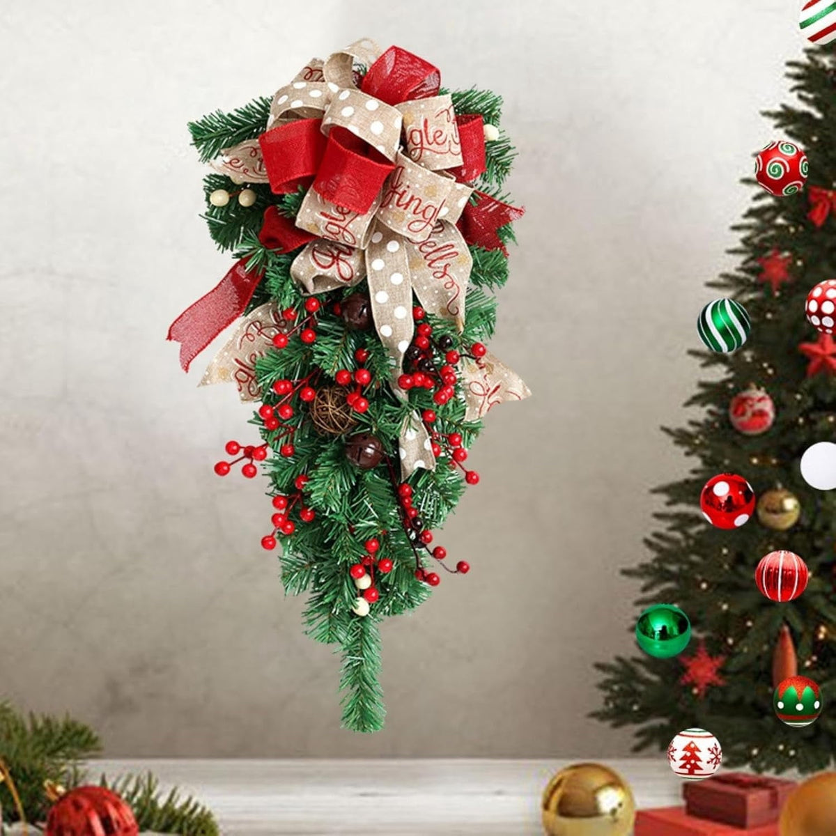 Umgedrehter Weihnachtsbaum-Türschmuck mit Schleifen und Beeren, 60 cm
