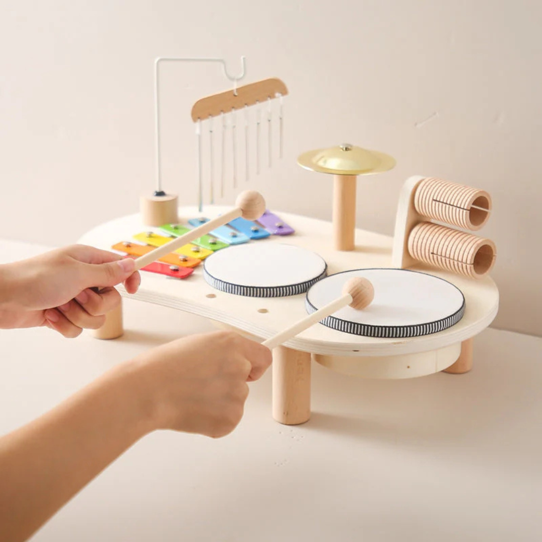 Spielzeug Musiktisch aus Holz mit Xylophon, Trommeln & Becken – KlangZauber Tisch