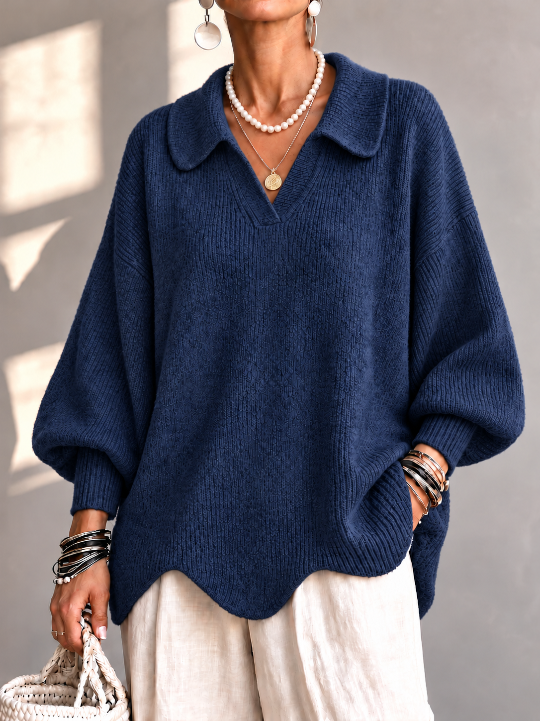 Eleganter Strickpullover mit Kragen und Wellensaum