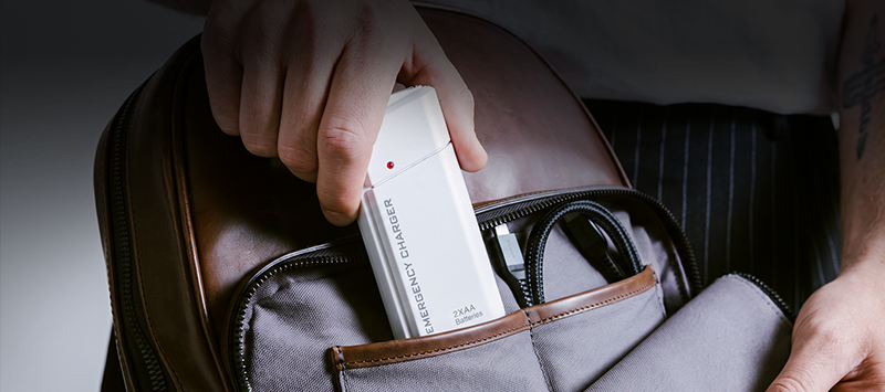 Tragbares Notladegerät mit AA-Batterien – USB-Aufladung, kompakt und mit LED-Taschenlampe – perfekt für Reisen, Pendelverkehr und Stromausfall
