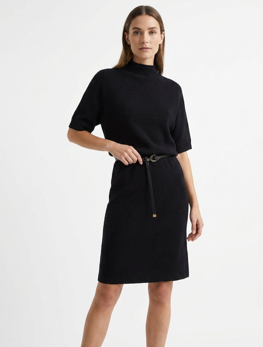 Strickkleid mit Stehkragen und Gürtel