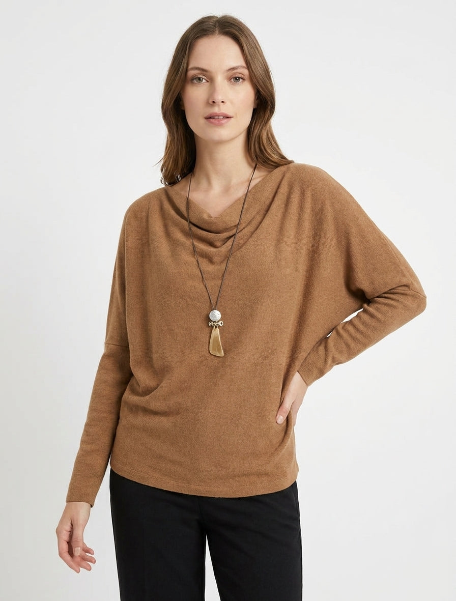 Feiner Pullover mit Wasserfall-Kragen und Fledermausärmeln