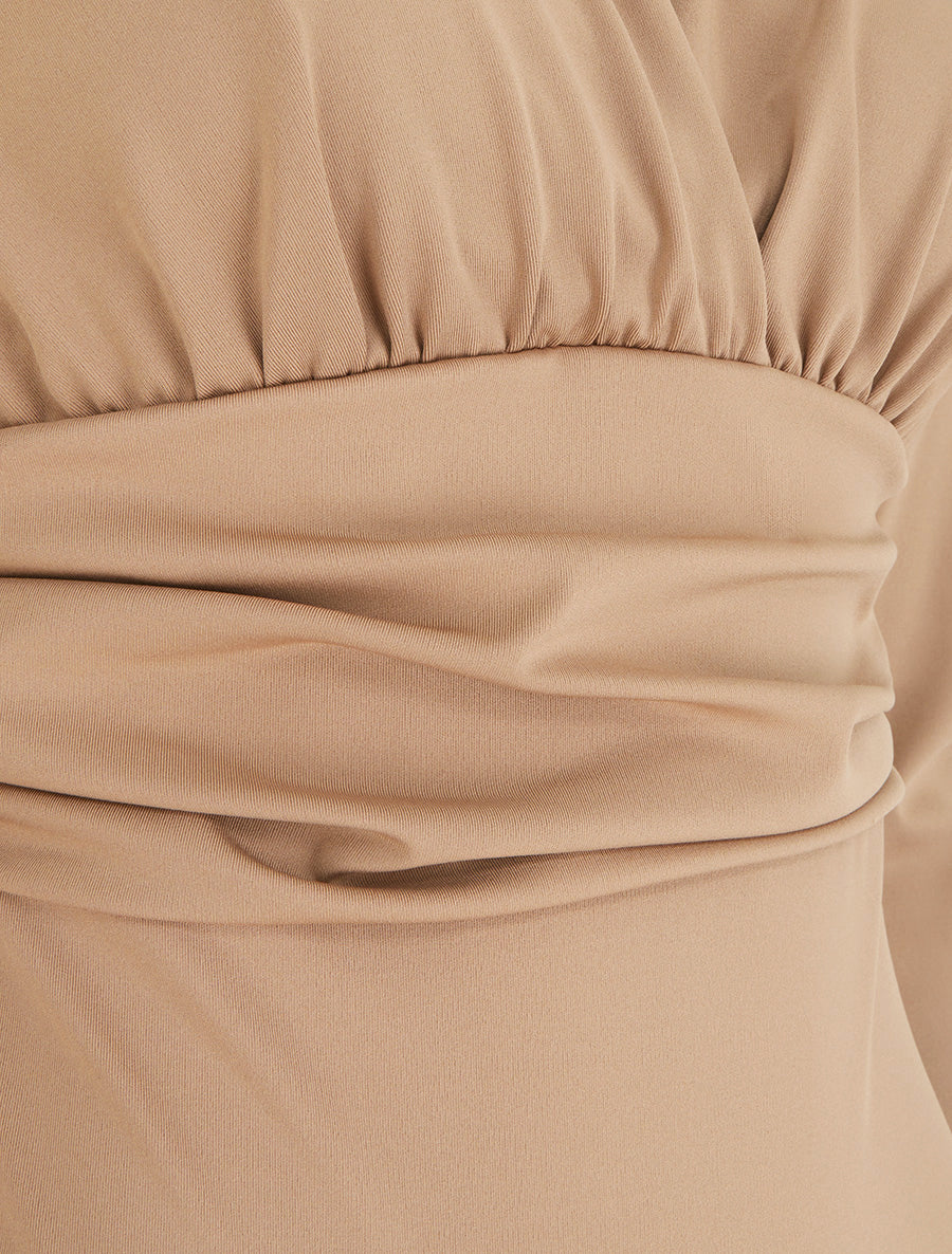 Body mit Wickelausschnitt und plissierter Taille - Helles Kamel