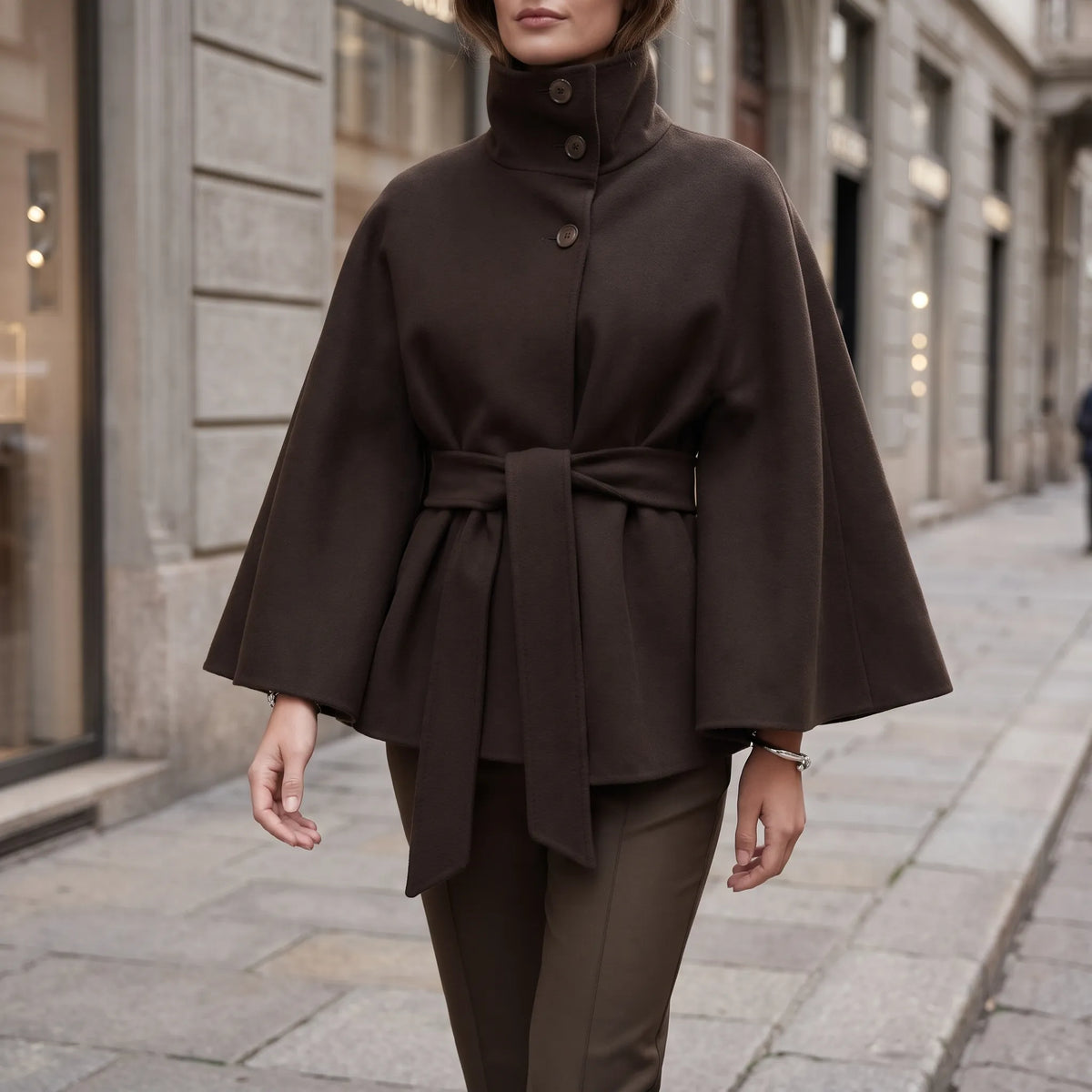 Maridora | Damen Umhang-Mantel mit Bindegürtel, hohem Stehkragen und asymmetrischer Knopfleiste