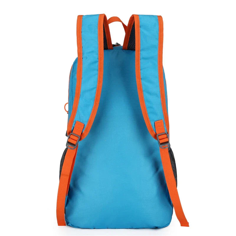 Packbarer Tagesrucksack mit wasserabweisender Beschichtung und Mesh-Schultergurten