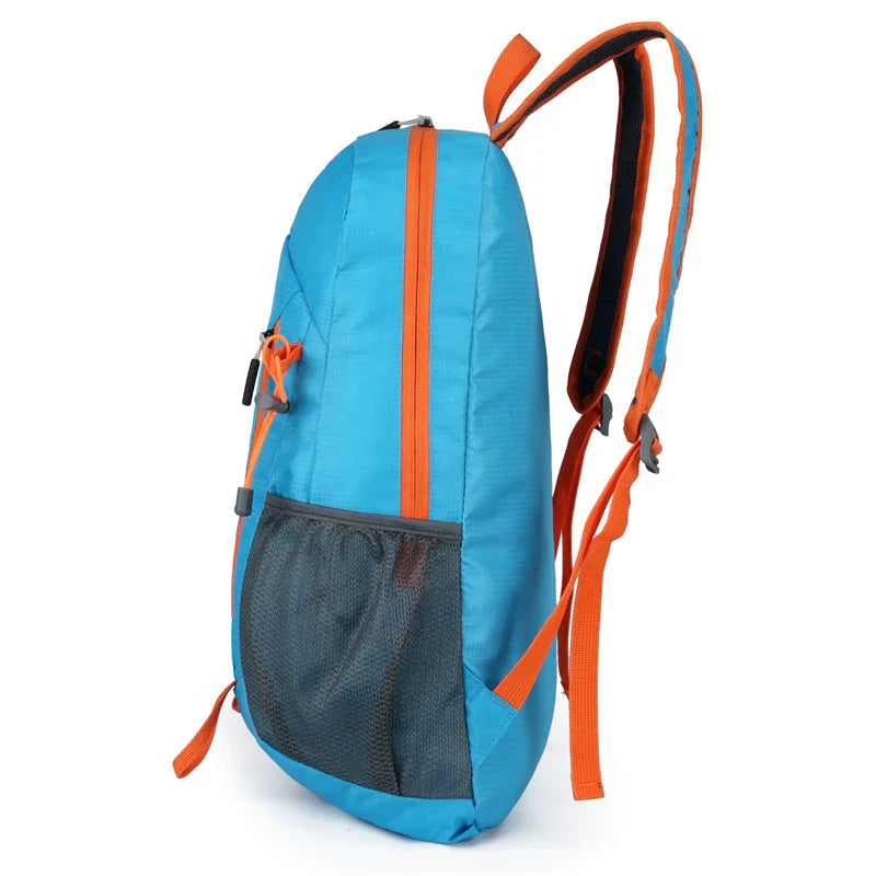 Packbarer Tagesrucksack mit wasserabweisender Beschichtung und Mesh-Schultergurten