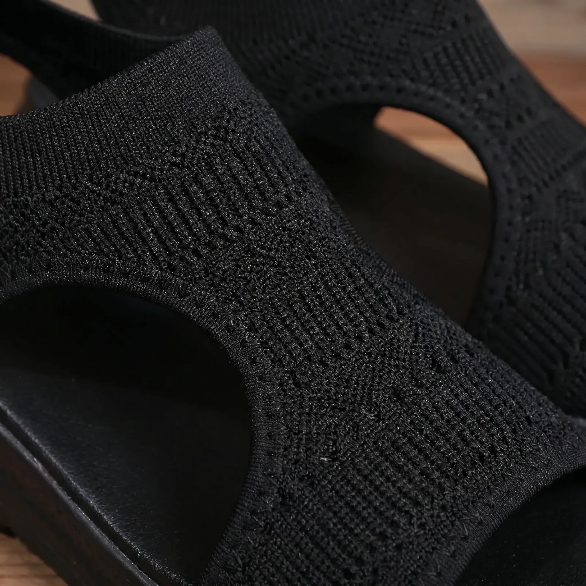 Sport-Keilsandale mit gestricktem atmungsaktivem Obermaterial und elastischem Riemen