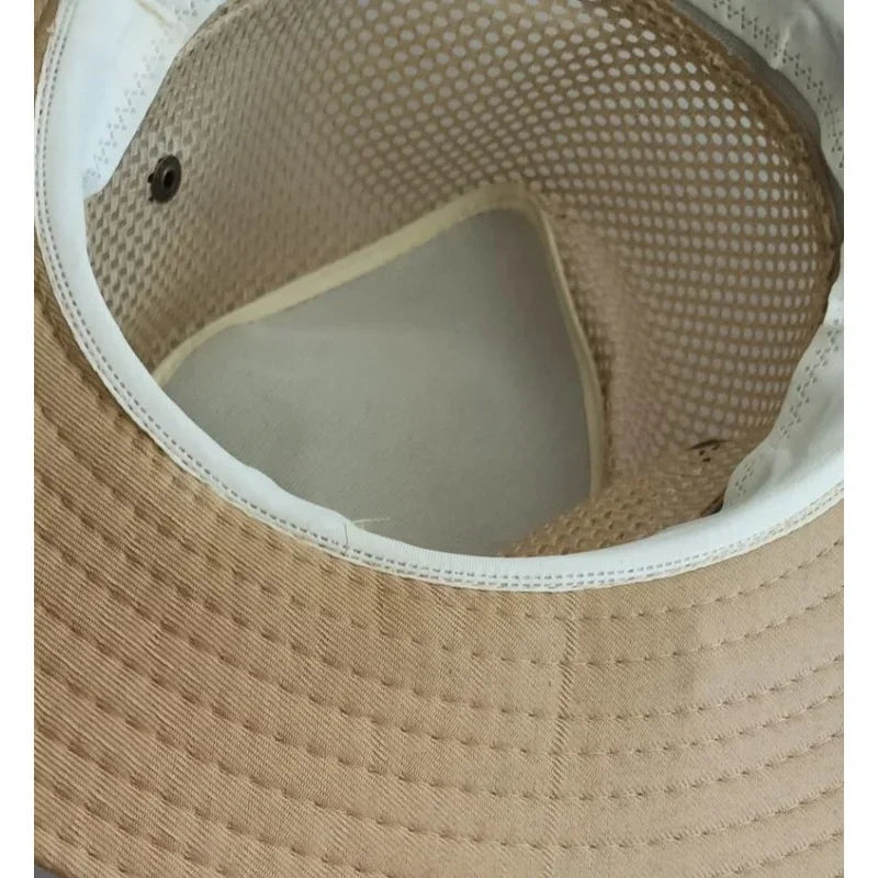 Breitrandiger Outdoor-Hut mit Mesh-Krone und verstellbarem Kinnriemen