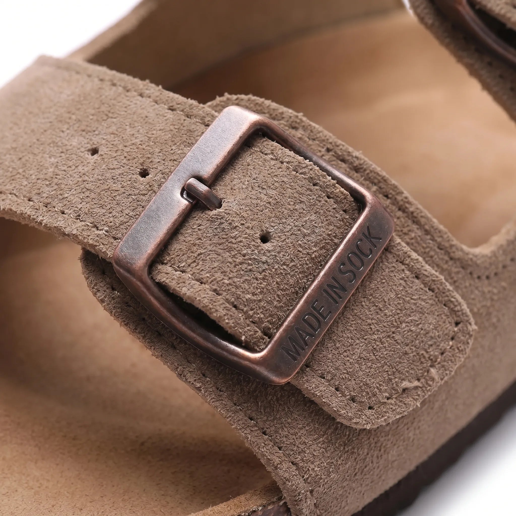 Zwei-Riemen-Sandalen mit Metallschnallen und Korkfußbett