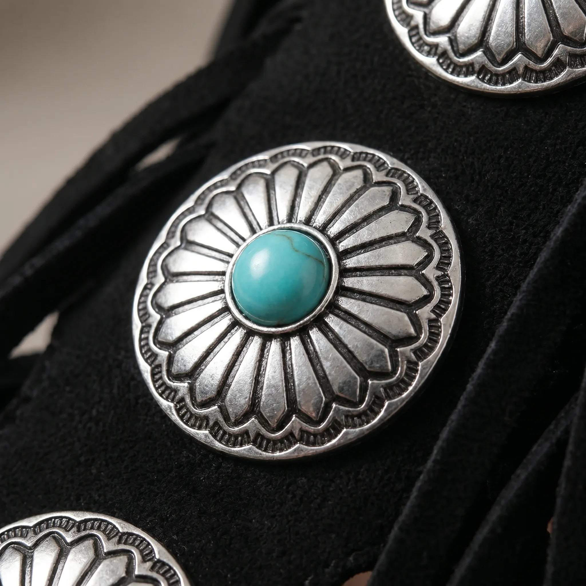 Knöchelhohe Fransen-Sandalen mit Schnürung und metallischen Details