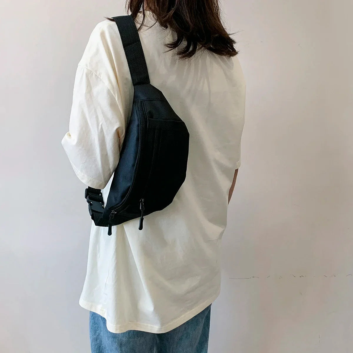 Bauchtasche mit mehreren Reißverschlussfächern und verstellbarem Riemen