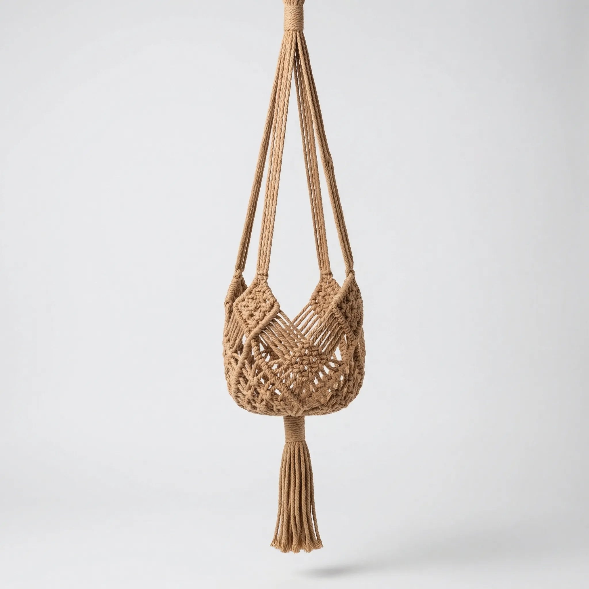 Boho Makramee Pflanzenhänger mit geometrischem Knotenmuster und Quaste