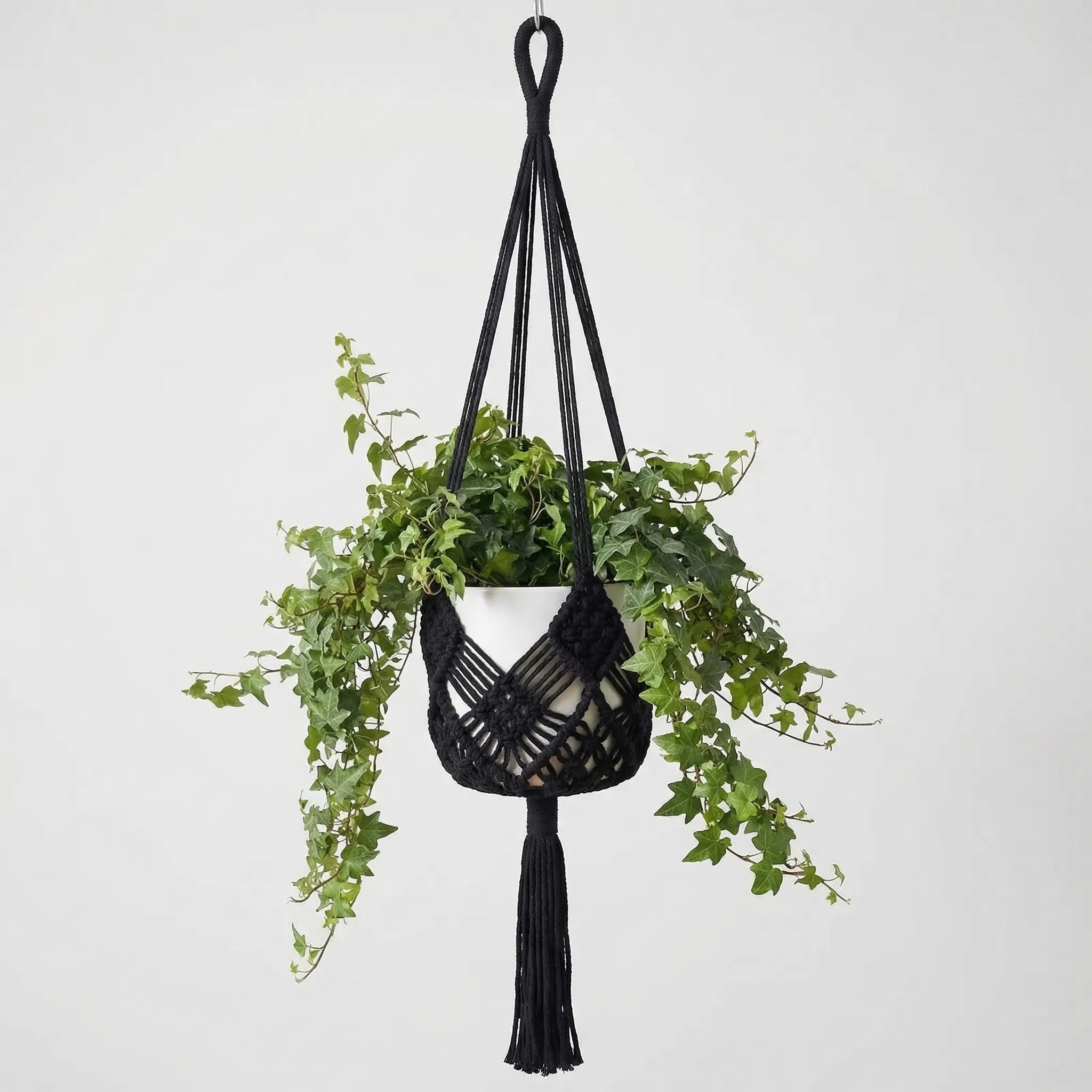 Boho Makramee Pflanzenhänger mit geometrischem Knotenmuster und Quaste