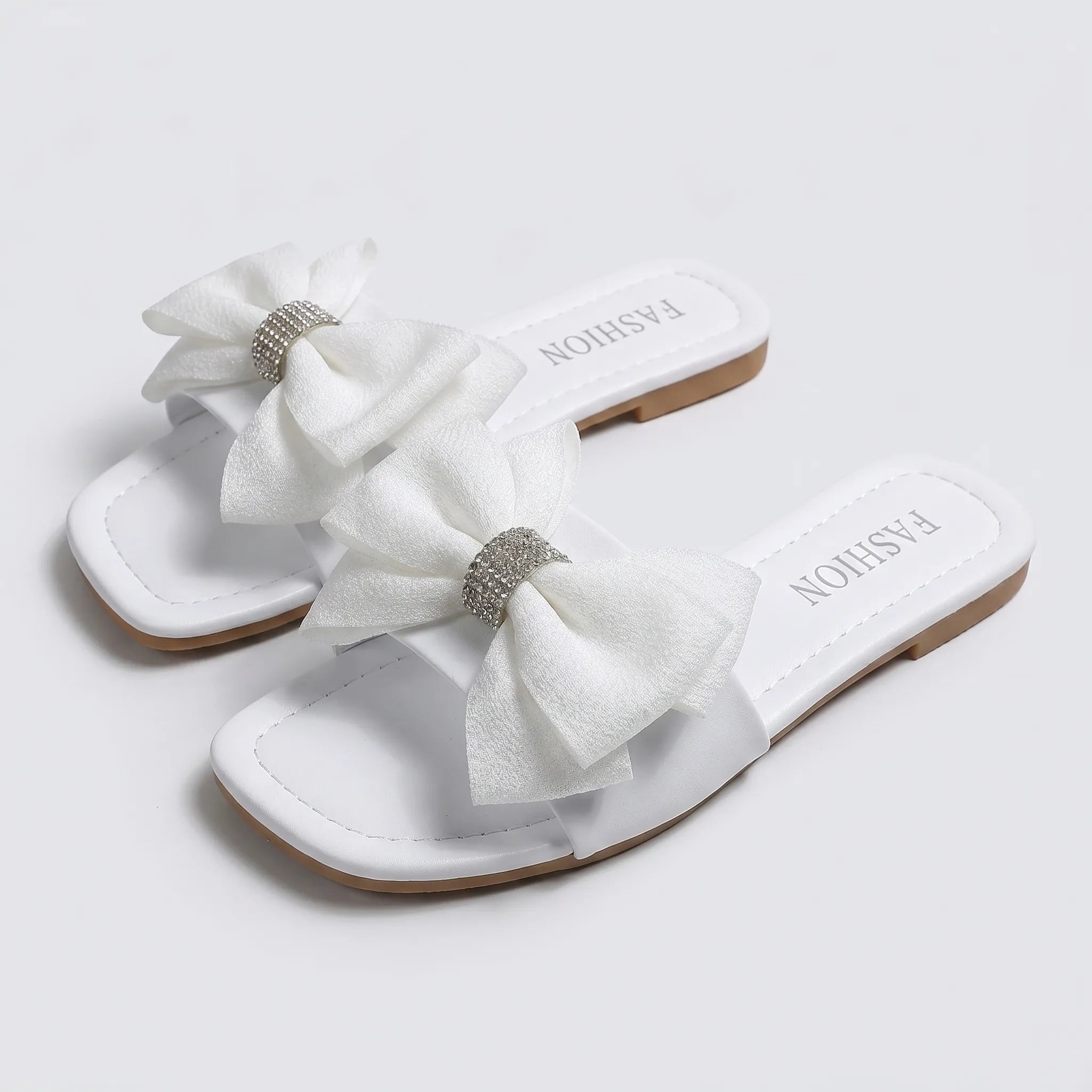 Flache Sommersandalen mit Schleife und quadratischer Zehe
