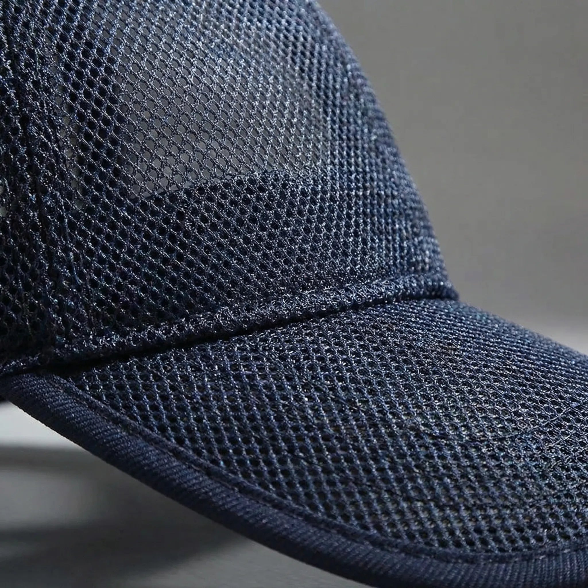 Atmungsaktive Mesh Baseballkappe mit gebogenem Schirm und verstellbarem Verschluss