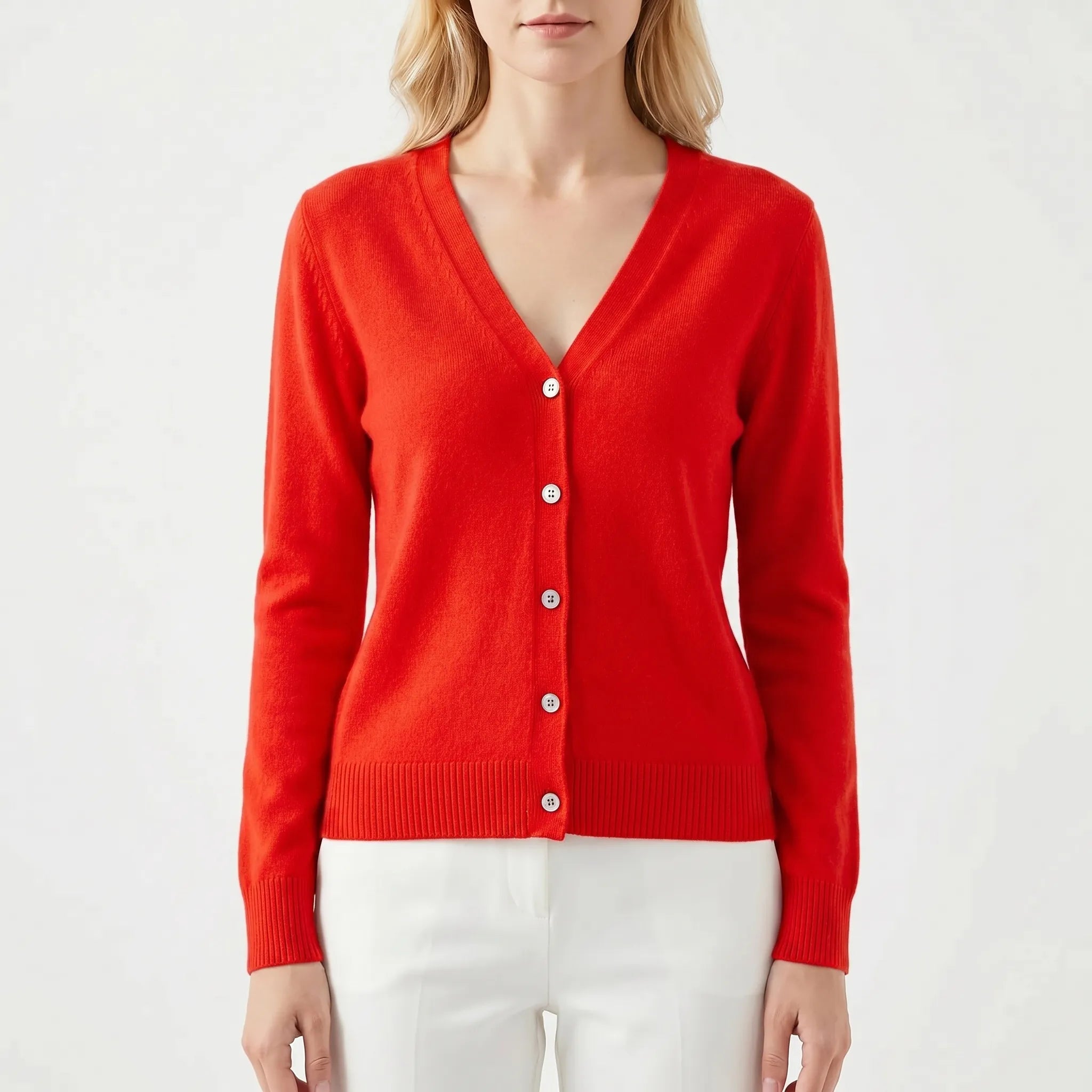 Feingestrickte Damenstrickjacke mit V-Ausschnitt und Knöpfen