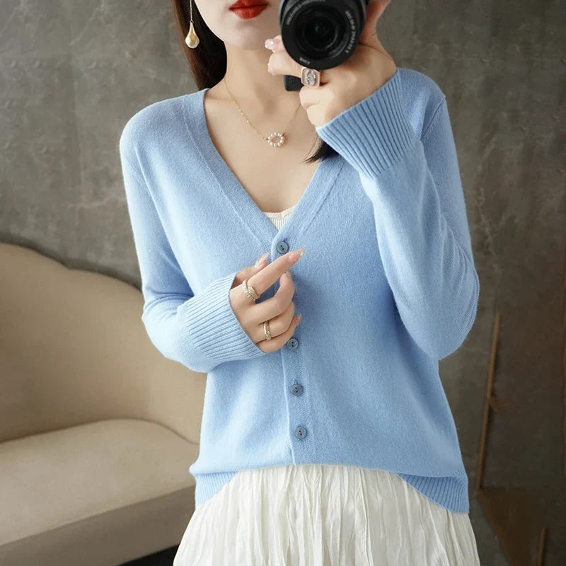 Feingestrickte Damenstrickjacke mit V-Ausschnitt und Knöpfen