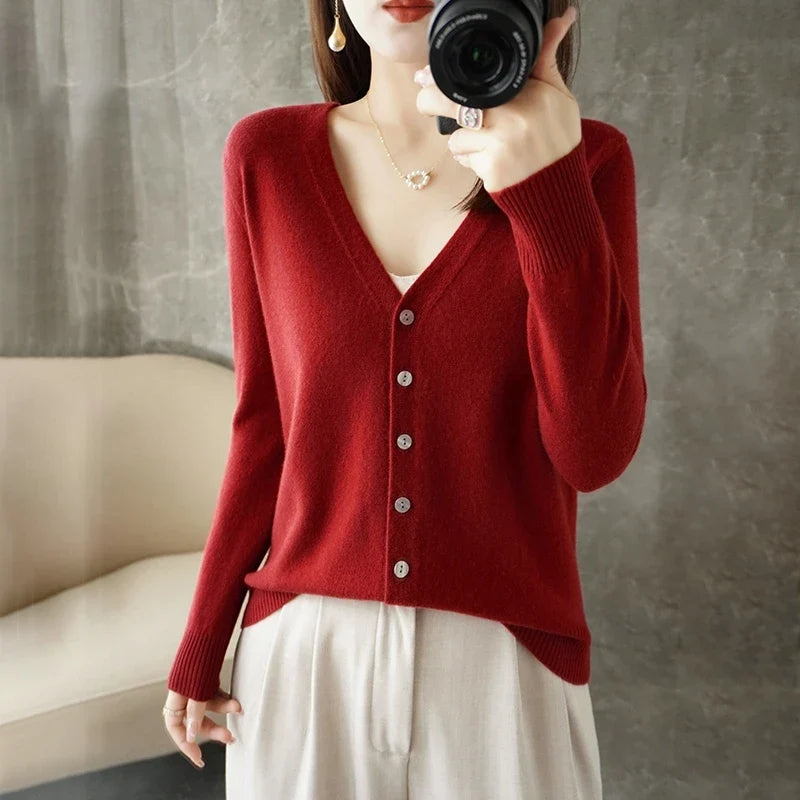 Feingestrickte Damenstrickjacke mit V-Ausschnitt und Knöpfen