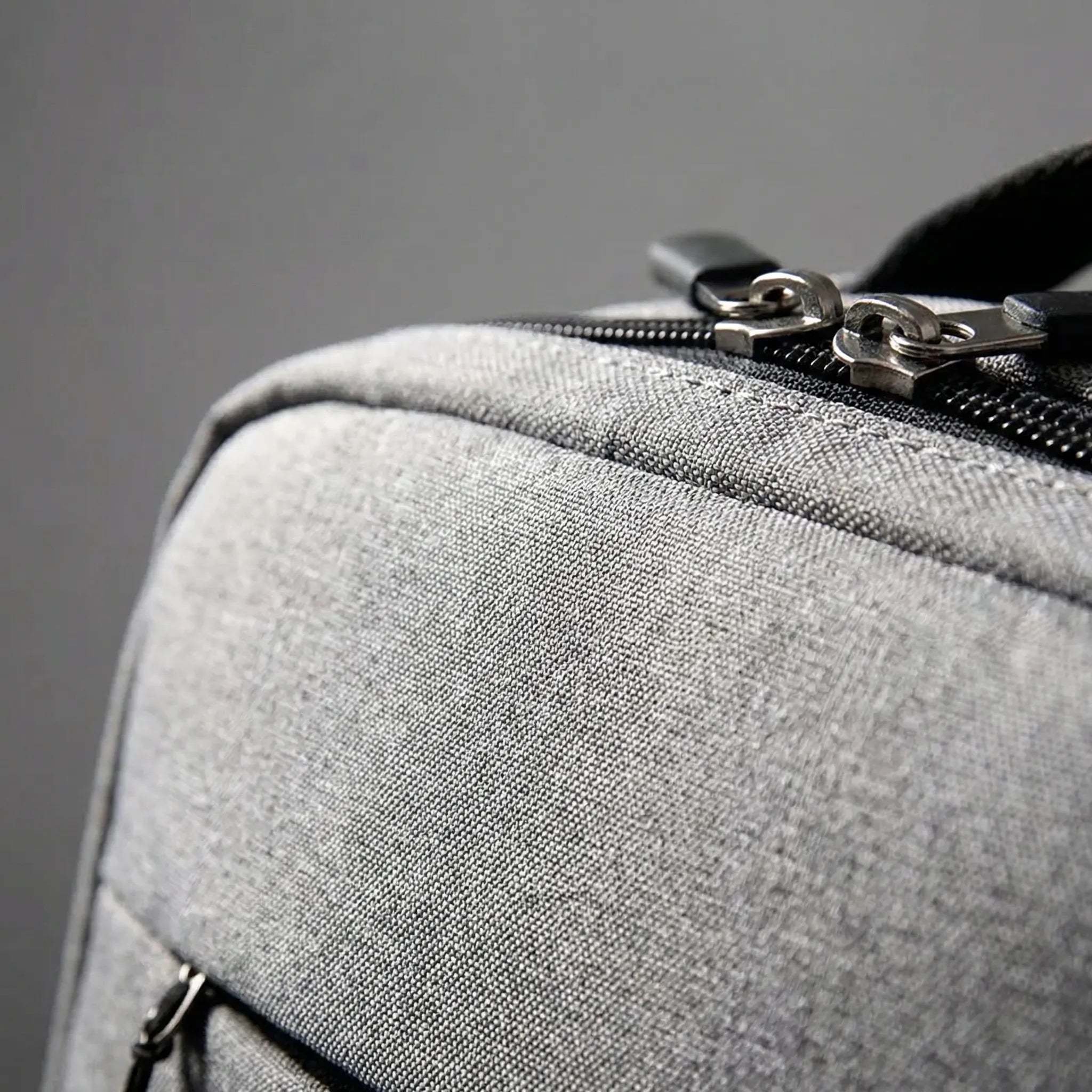 Laptop-Rucksack mit Mehrkammer-Reißverschlussfächern und USB-Ladeanschluss