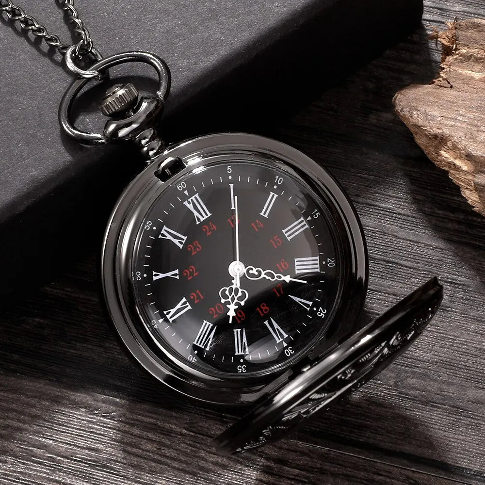 Vintage Anhängeruhr mit römischen Ziffern und graviertem Gehäuse