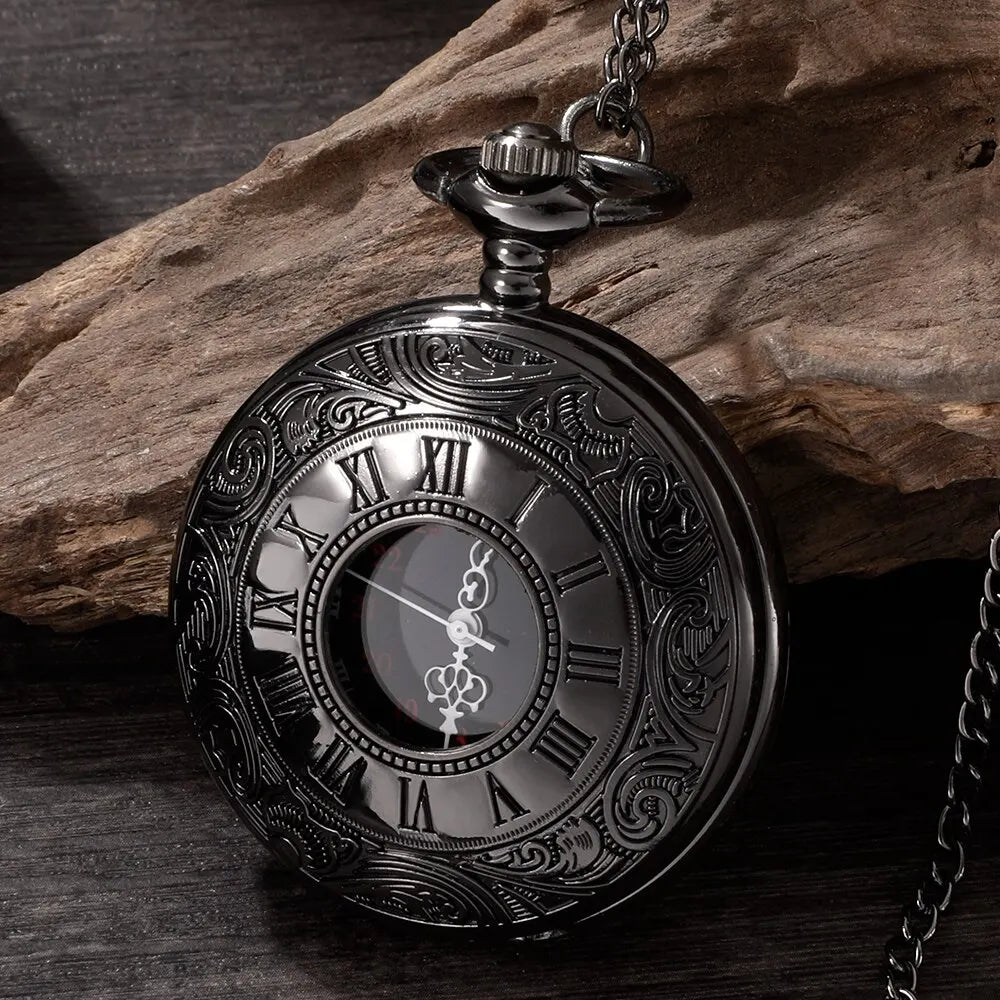 Vintage Anhängeruhr mit römischen Ziffern und graviertem Gehäuse
