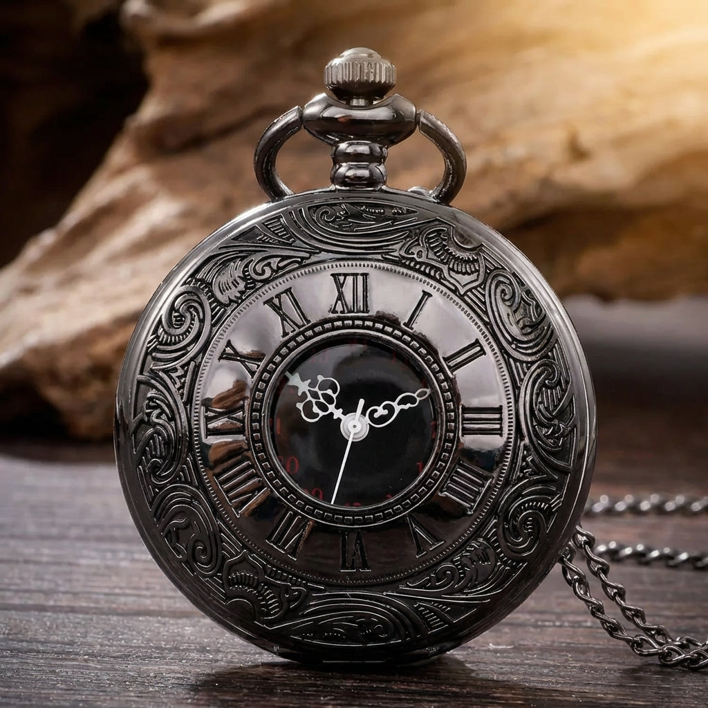 Vintage Anhängeruhr mit römischen Ziffern und graviertem Gehäuse