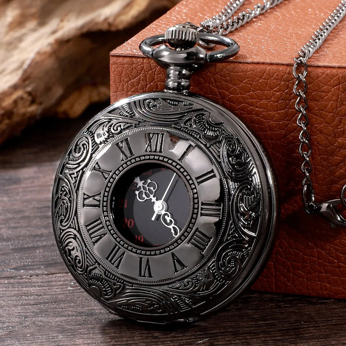 Vintage Anhängeruhr mit römischen Ziffern und graviertem Gehäuse