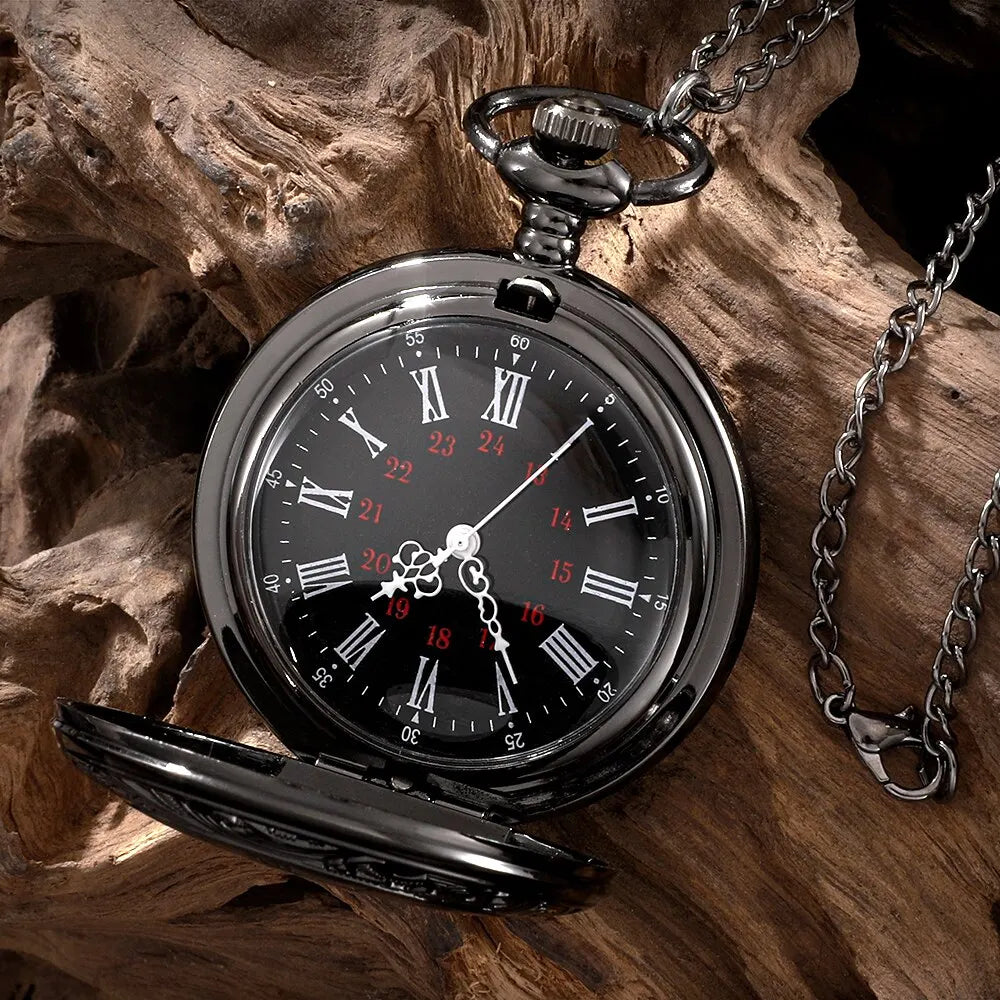 Vintage Anhängeruhr mit römischen Ziffern und graviertem Gehäuse