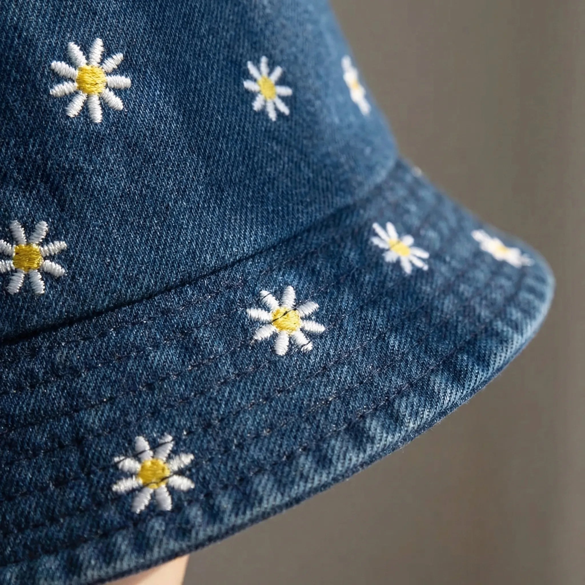 Fischerhut mit Gänseblümchen-Stickerei gewaschenes Denim breitkrempig Unisex