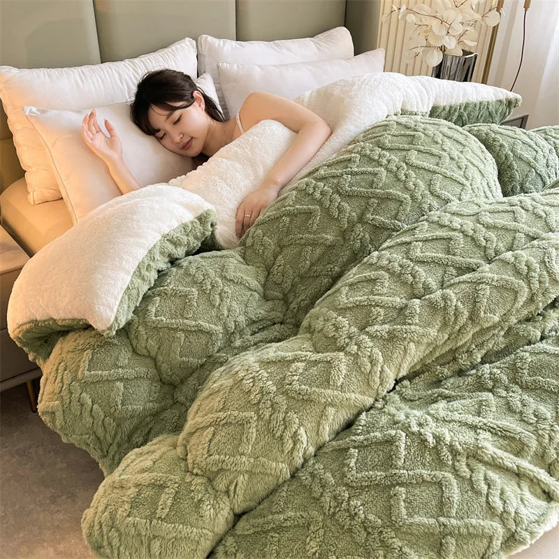 Wendbare Steppdecke mit Polarfleece und Lammfell-Innenseite antipieling