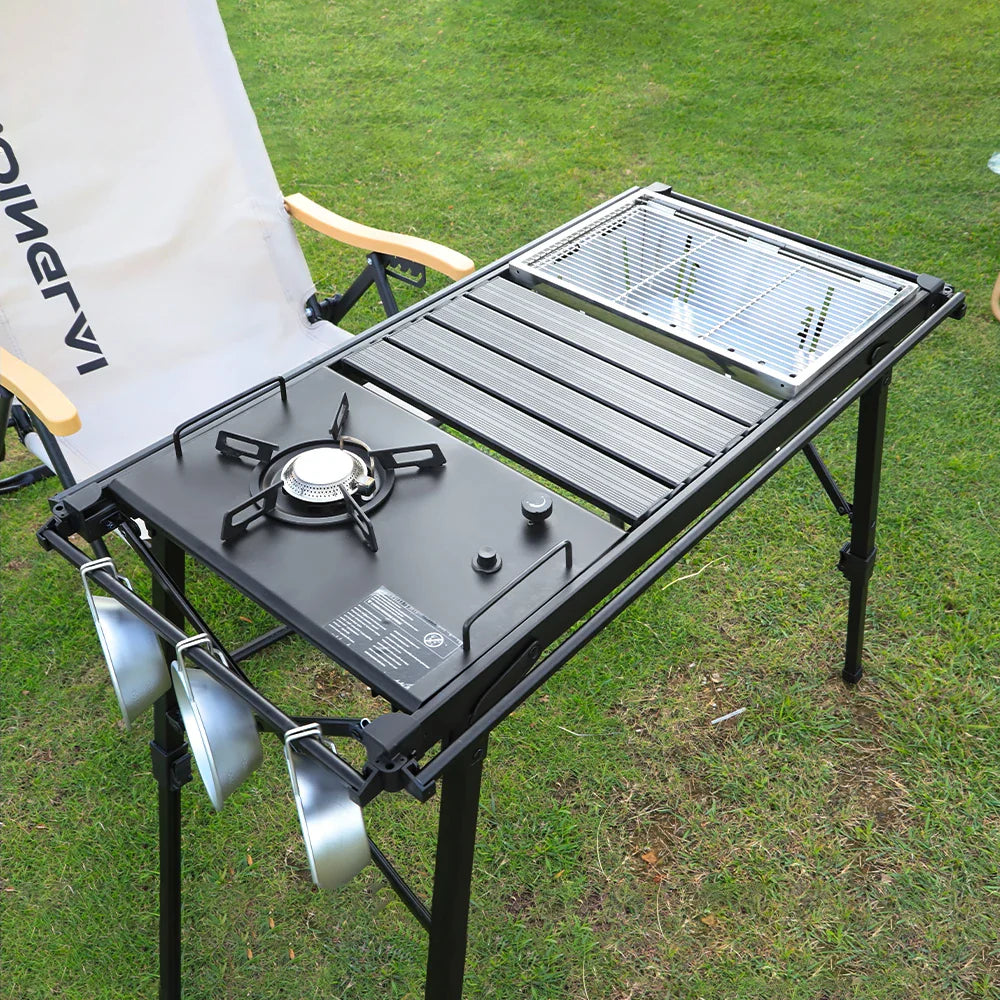Klappbarer IGT-Campingtisch mit Holzkohlegrill und Kocher-Einschüben