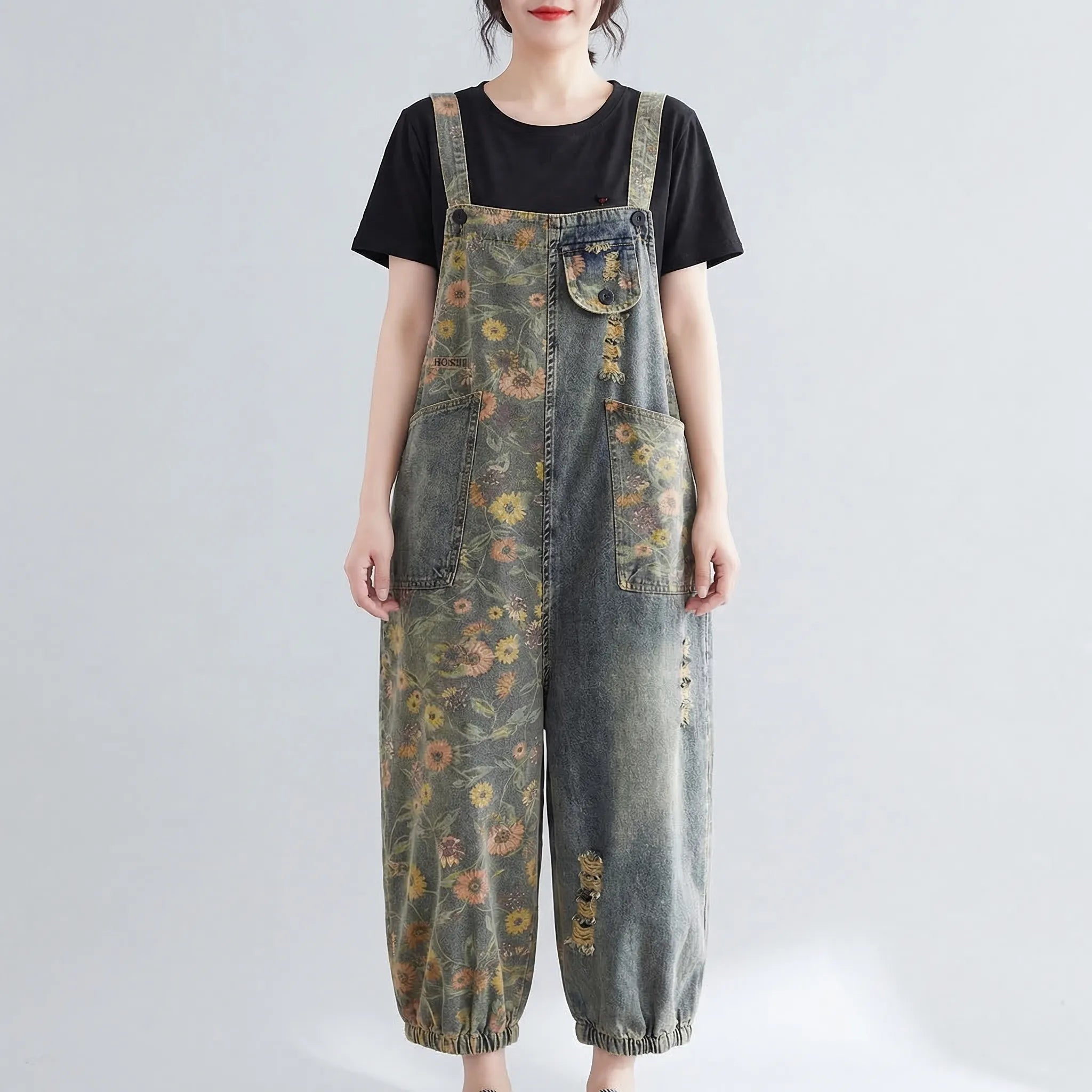 Denim-Latzhose mit großflächigem Blumenmuster und breitem Bein