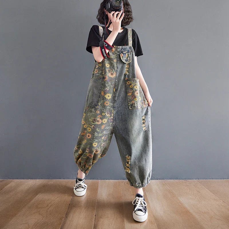 Denim-Latzhose mit großflächigem Blumenmuster und breitem Bein