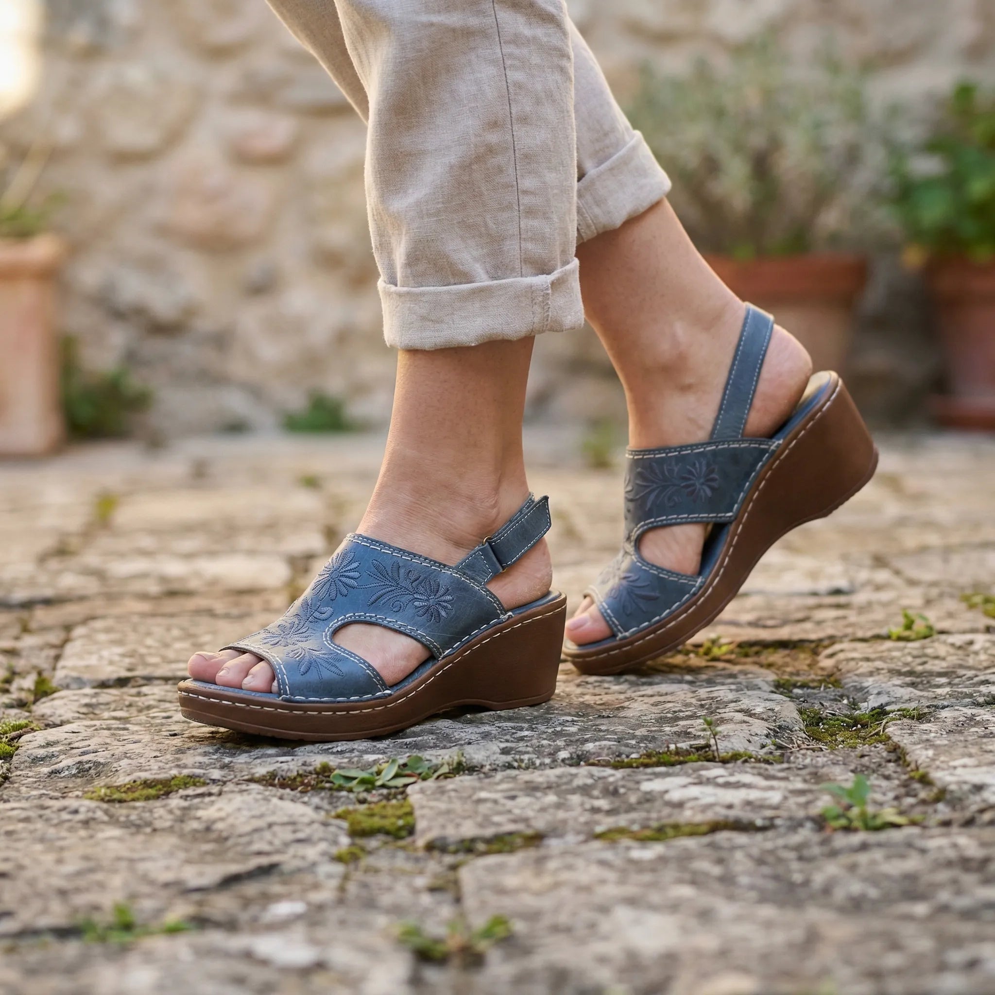 Keilabsatz-Sandale mit offener Zehenpartie, Vintage-Blumenmuster