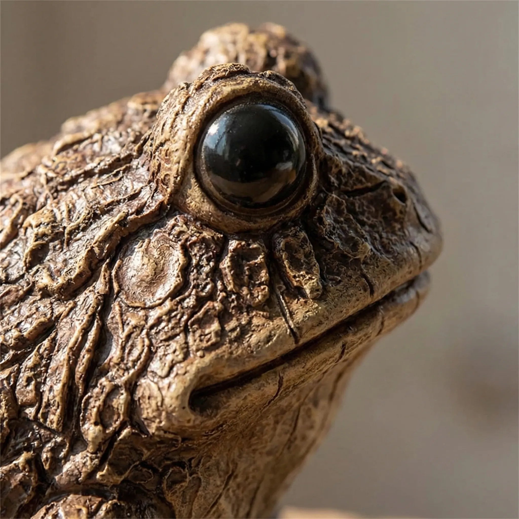 Spähender Frosch Baumschmuck mit lebensechten Details und verwittertem Finish