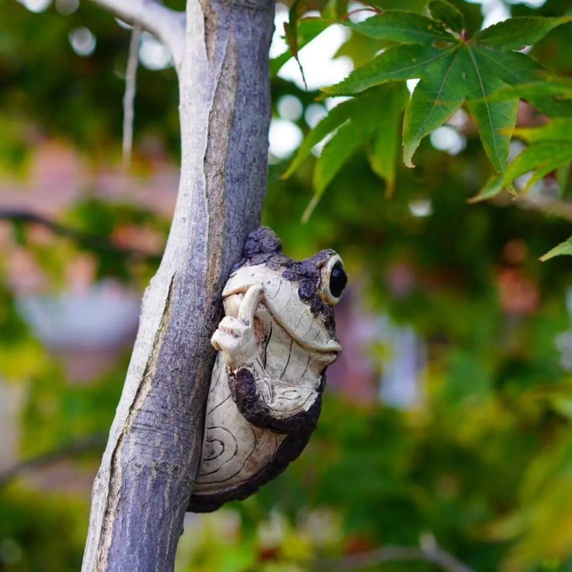 Spähender Frosch Baumschmuck mit lebensechten Details und verwittertem Finish
