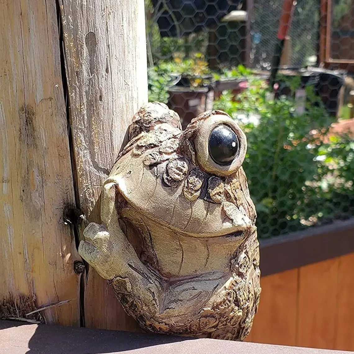 Spähender Frosch Baumschmuck mit lebensechten Details und verwittertem Finish