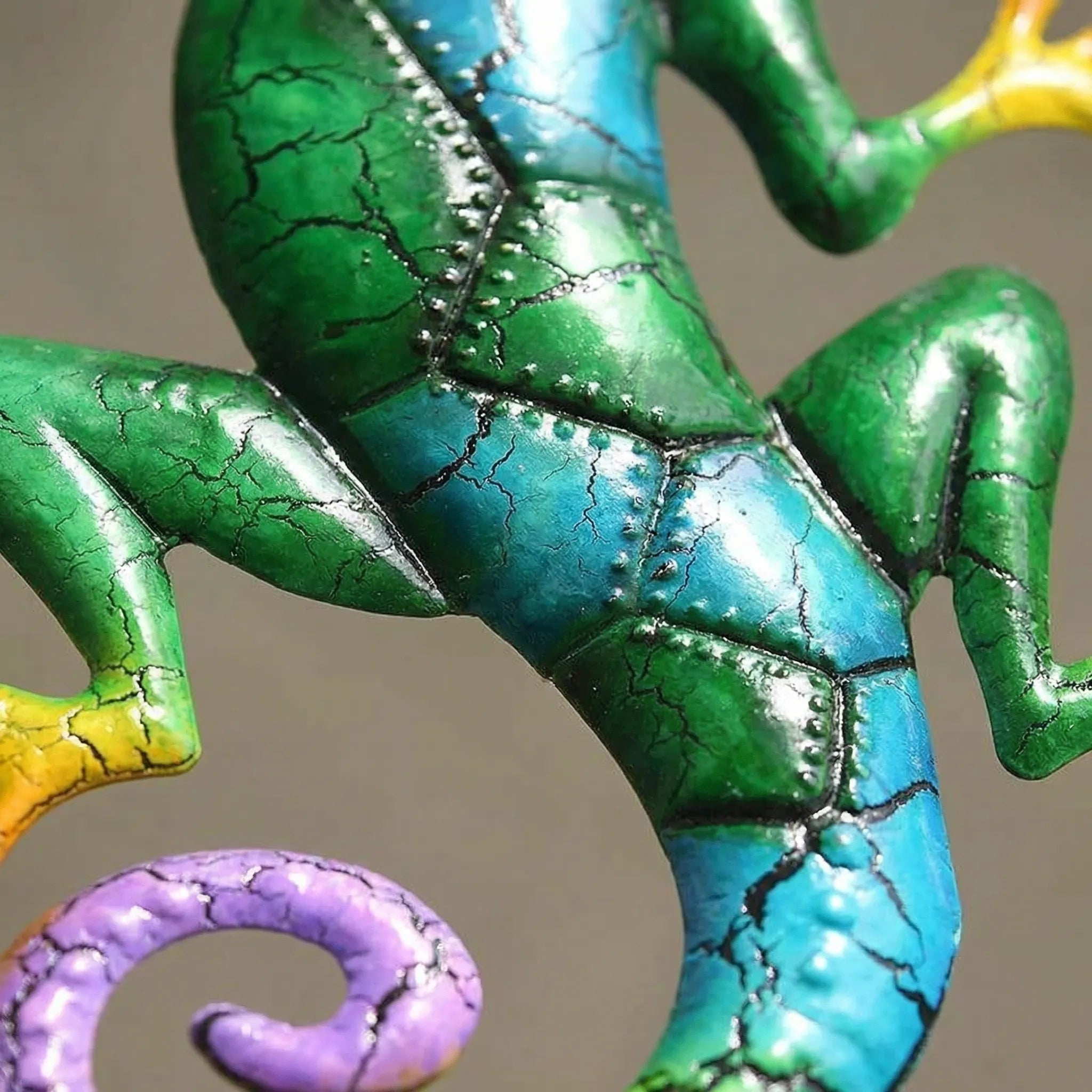 Bunte Gecko-Wandskulptur mit Crackle-Effekt-Lackierung für Garten und Innenbereich