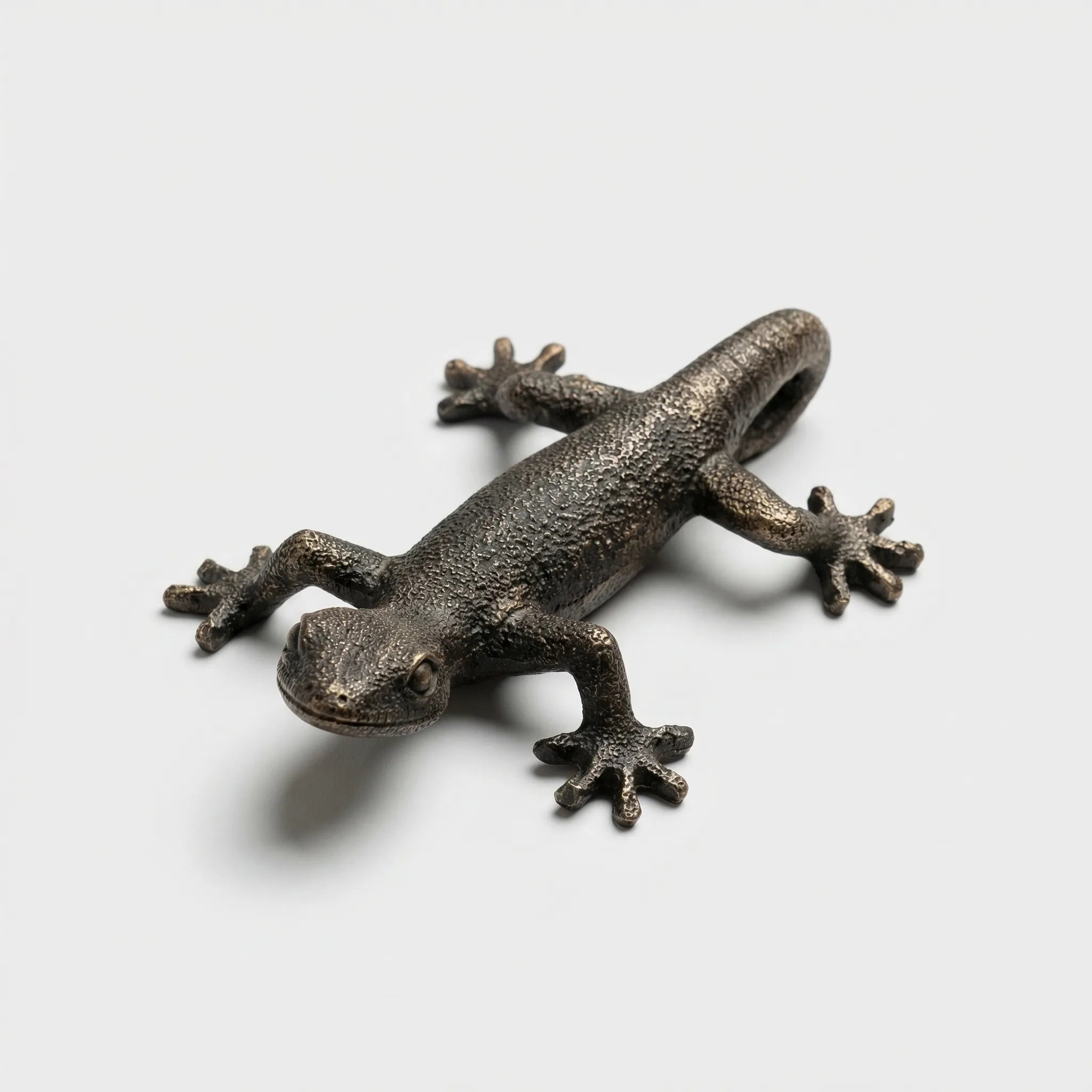 Hängender Gecko Gartenwand-Ornament lebensecht strukturiert bronzetönung