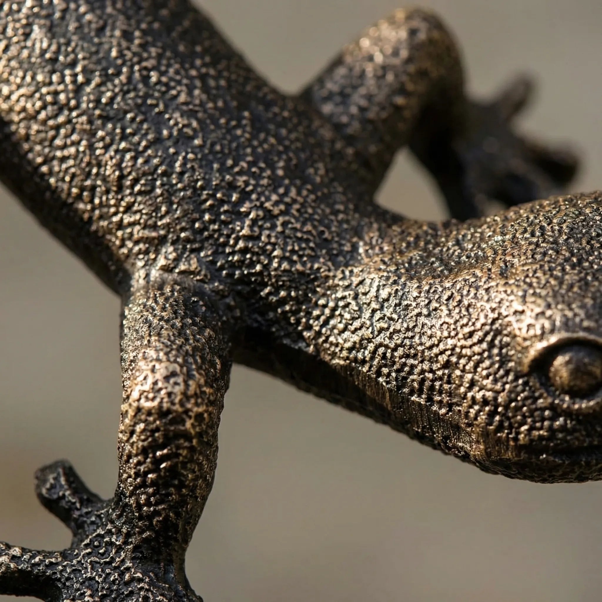 Hängender Gecko Gartenwand-Ornament lebensecht strukturiert bronzetönung