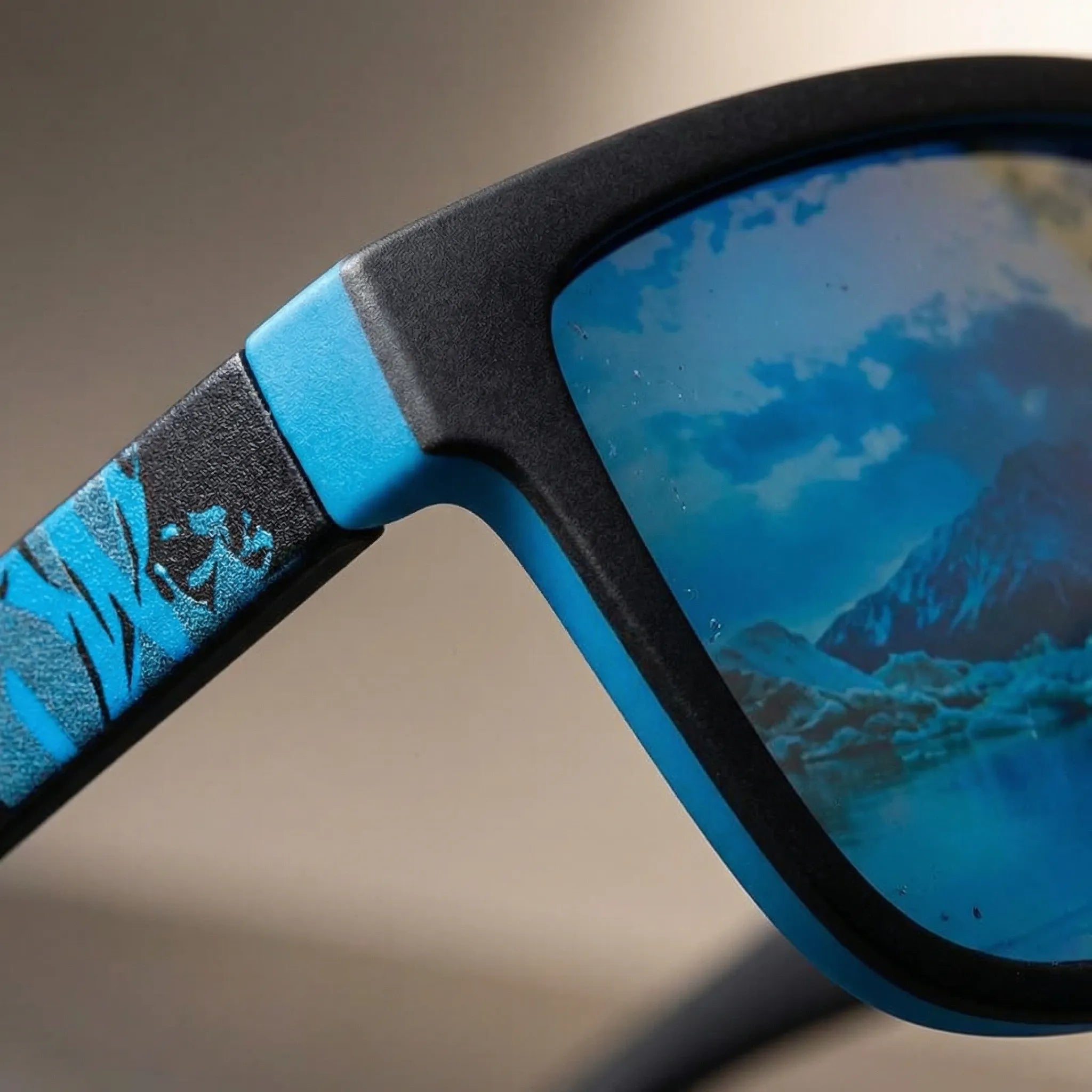 Polarisierte Sonnenbrille mit Wraparound-Gestell und verspiegelten Gläsern