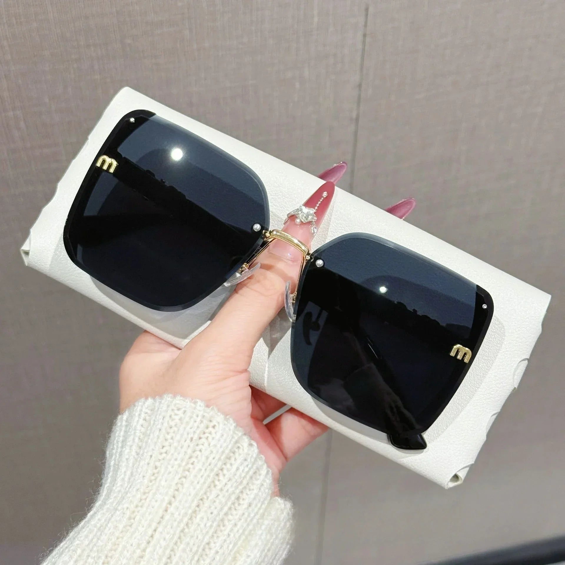 Randlose Sonnenbrille mit Farbverlauf und glitzerbesetzter Brücke