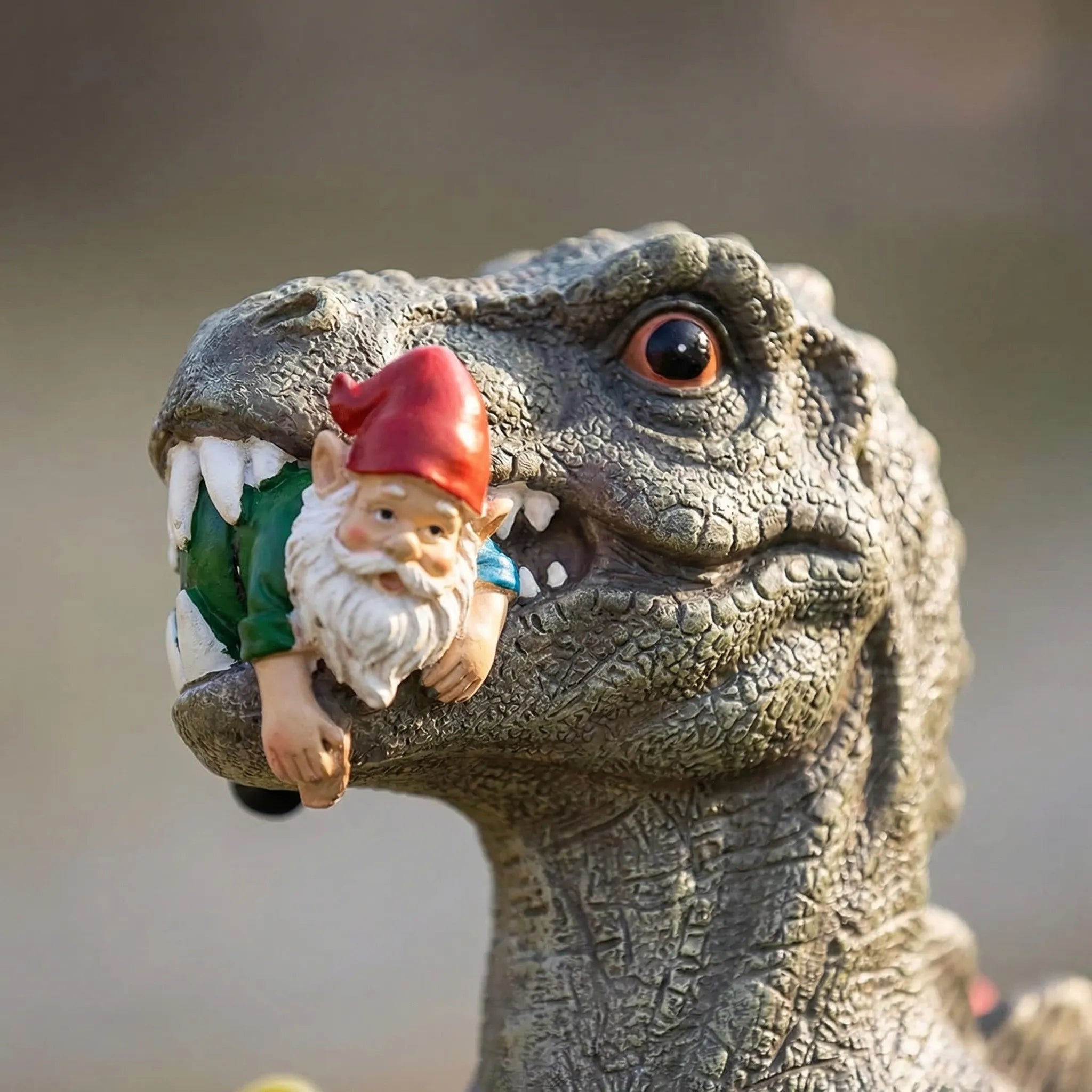 Dinosaurier-Gartenfigur T-Rex mit Zwergen handgemalt witterungsbeständig