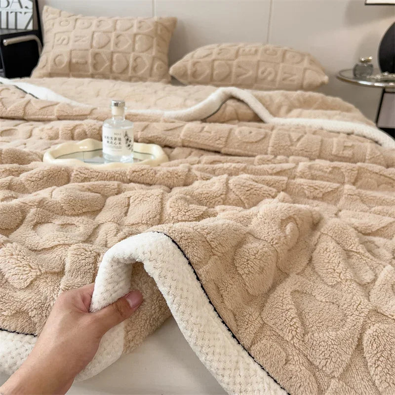 Plüsch-Wurfdecke mit erhabenem Herzmuster und wendbar