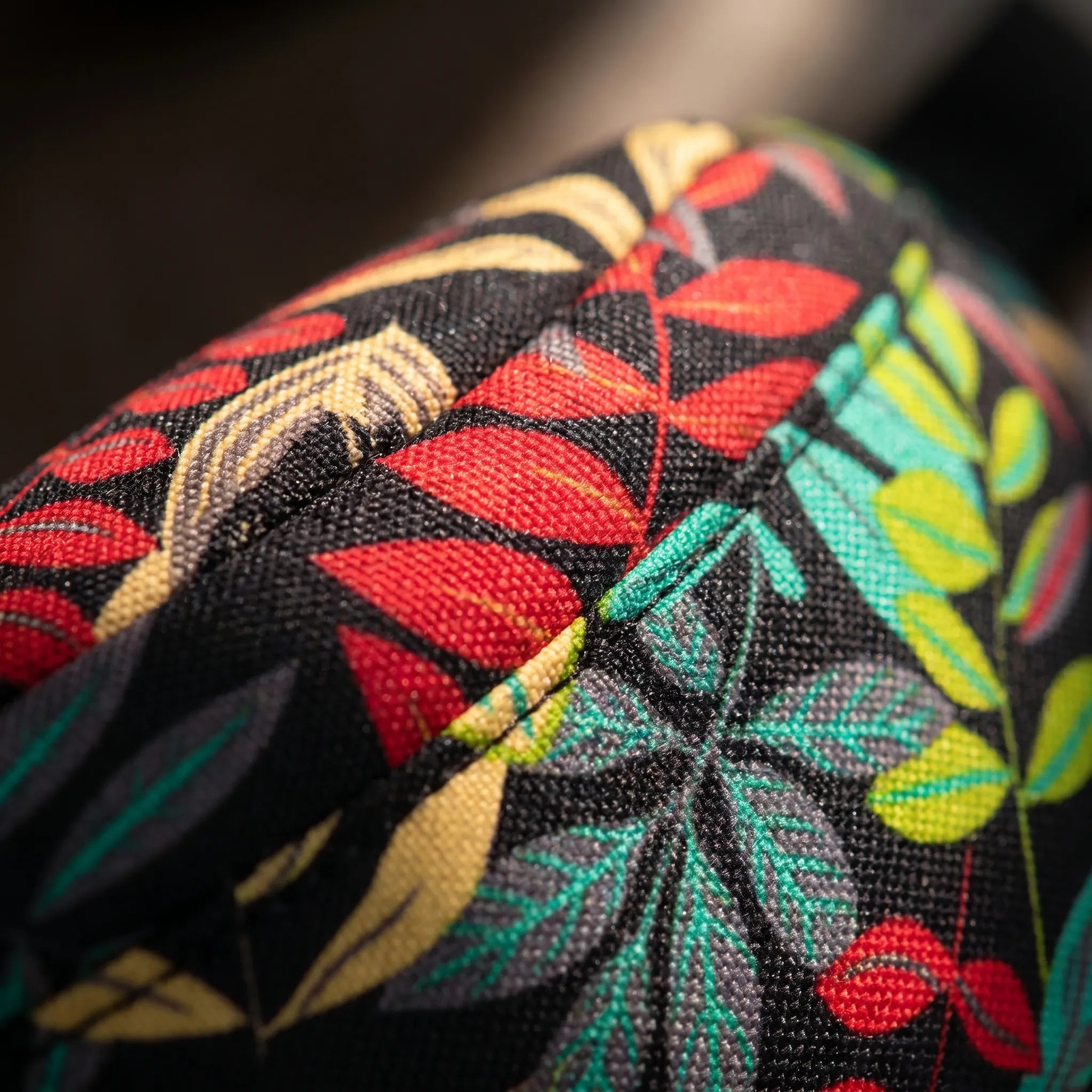 Gekrümmte Bauchtasche mit dualem Reißverschluss und verstellbarem Riemen