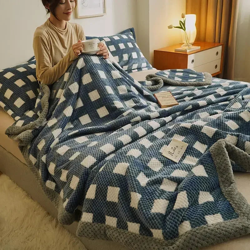 Gestrickte Chenille-Wurfdecke mit Karomuster und Korallenvlies-Rückseite