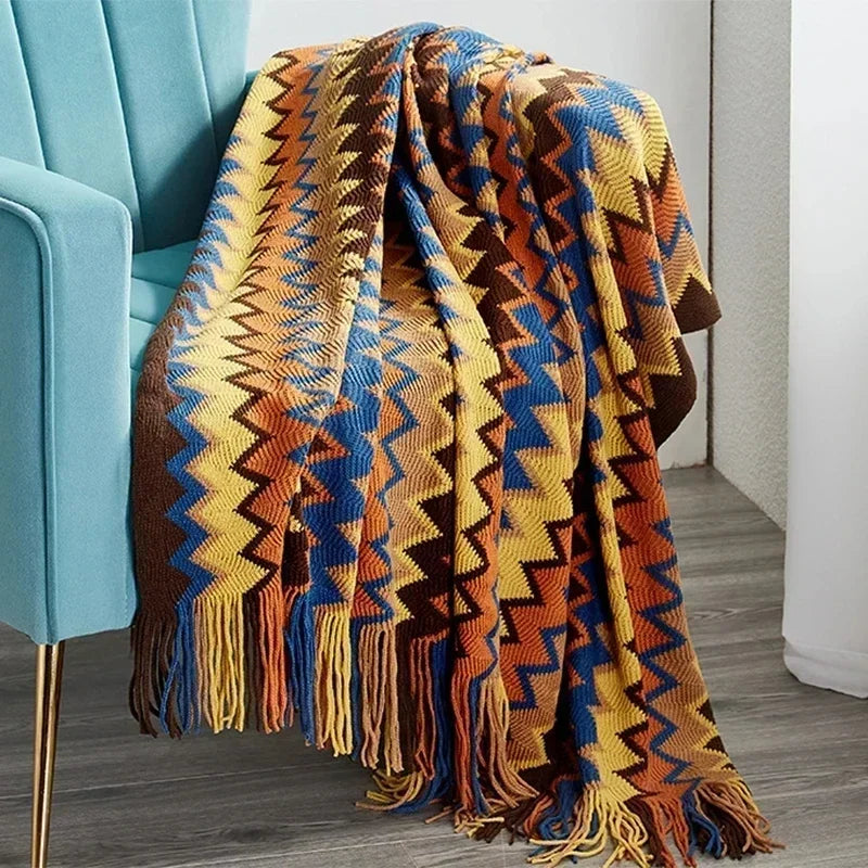 Gestrickte Wurfdecke mit geometrischem Azteken-Muster und Fransen