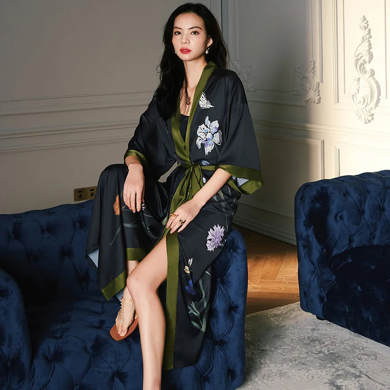 Langer floraler Kimono-Bademantel mit Dreiviertelsärmeln