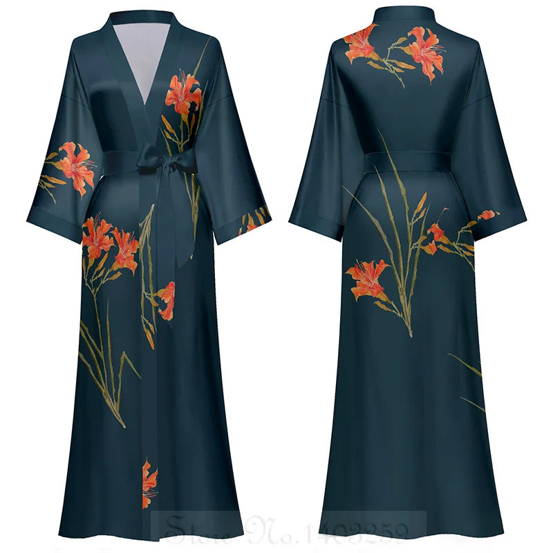 Langer floraler Kimono-Bademantel mit Dreiviertelsärmeln