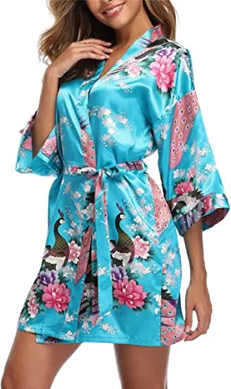Kurzer Kimono-Bademantel mit Kran- und Blumendruck elegantes Braut-Design